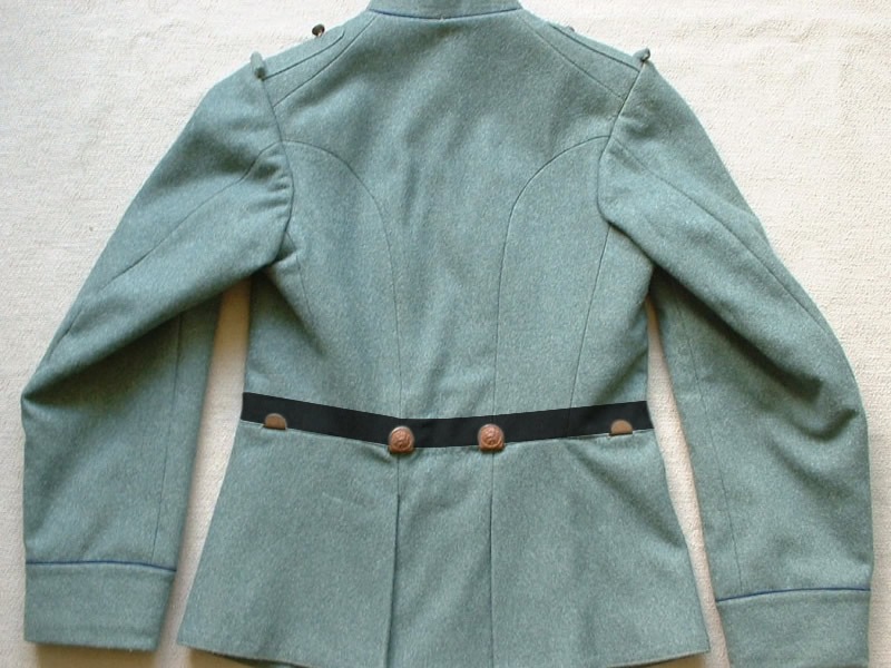 Uniform met op rugzijde koppelhaken